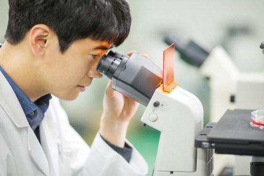 유한양행 연구원이 신약 연구를 하고 있다.  유한양행 제공